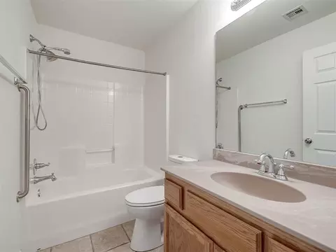 Bath - 521 Apache Gate Dr, Yukon, OK 73099 photo 4 of 6