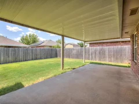 Exterior - 521 Apache Gate Dr, Yukon, OK 73099 photo 5 of 11