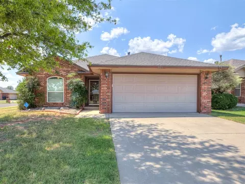 Exterior - 521 Apache Gate Dr, Yukon, OK 73099 photo 2 of 11