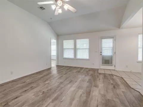 Living - 521 Apache Gate Dr, Yukon, OK 73099 photo 2 of 6
