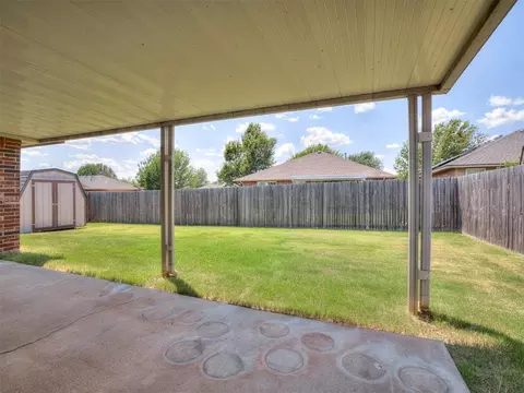 Exterior - 521 Apache Gate Dr, Yukon, OK 73099 photo 6 of 11