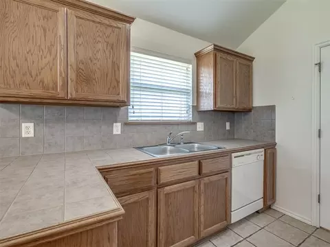 Kitchen - 521 Apache Gate Dr, Yukon, OK 73099 photo 3 of 4