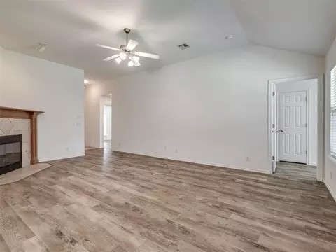 Living - 521 Apache Gate Dr, Yukon, OK 73099 photo 3 of 6