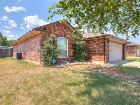 Exterior - 521 Apache Gate Dr, Yukon, OK 73099 photo 3 of 11