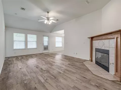 Living - 521 Apache Gate Dr, Yukon, OK 73099 photo 1 of 6