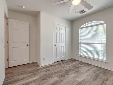 Bedroom - 521 Apache Gate Dr, Yukon, OK 73099 photo 5 of 9