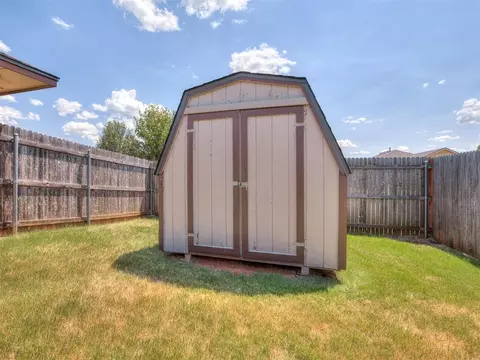 Exterior - 521 Apache Gate Dr, Yukon, OK 73099 photo 10 of 11