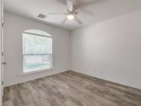Bedroom - 521 Apache Gate Dr, Yukon, OK 73099 photo 4 of 9