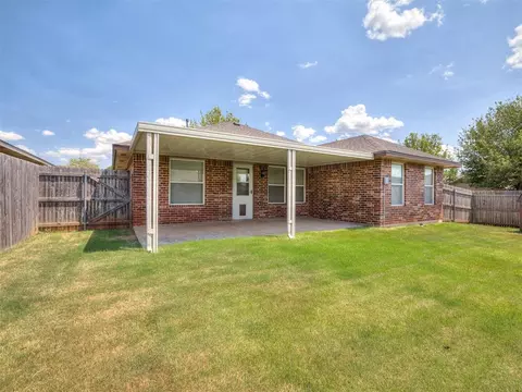 Exterior - 521 Apache Gate Dr, Yukon, OK 73099 photo 7 of 11