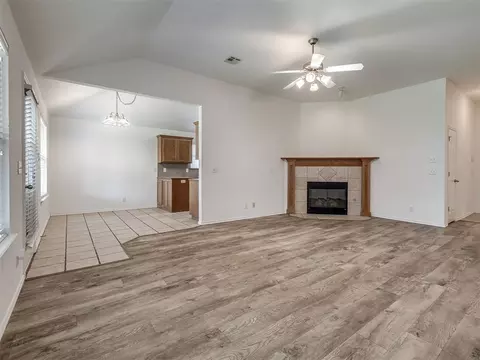 Living - 521 Apache Gate Dr, Yukon, OK 73099 photo 5 of 6