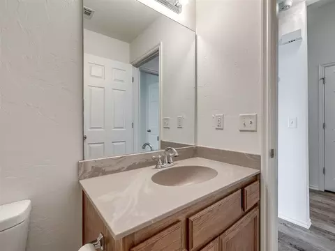 Bath - 521 Apache Gate Dr, Yukon, OK 73099 photo 5 of 6