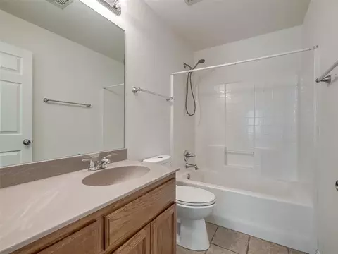 Bath - 521 Apache Gate Dr, Yukon, OK 73099 photo 1 of 6