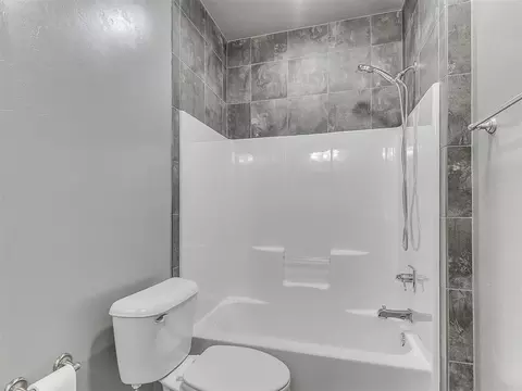 Bath - 3101 Firefly Dr, Norman, OK 73071 photo 7 of 9