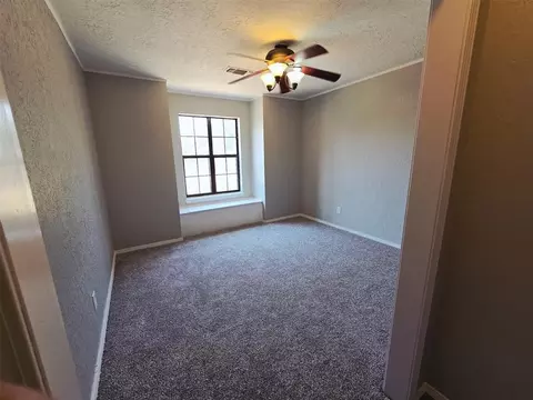 Bedroom - 900 Polk St, Altus, OK 73521 photo 2 of 4