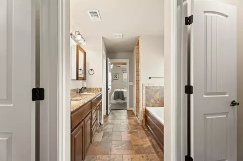 Entry Way - 4924 Champlain Pl, Edmond, OK 73025 photo 3 of 5