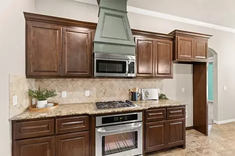 Kitchen - 4924 Champlain Pl, Edmond, OK 73025 photo 2 of 2