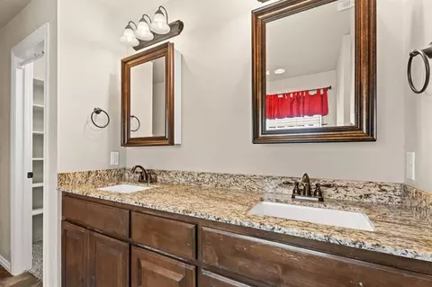 Bath - 4924 Champlain Pl, Edmond, OK 73025 photo 3 of 5