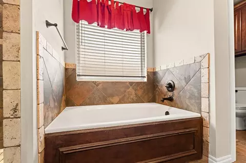 Bath - 4924 Champlain Pl, Edmond, OK 73025 photo 2 of 5