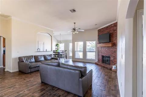 10820 NW 37th St, Yukon, OK 73099