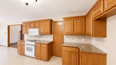 Kitchen - 105 Viking Loop, Ardmore, OK 73401 photo 4 of 6