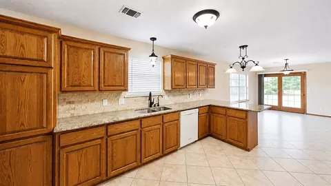 Kitchen - 105 Viking Loop, Ardmore, OK 73401 photo 2 of 6
