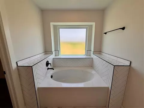 Bath - 1312 Colonial Ave, Tuttle, OK 73089 photo 2 of 2