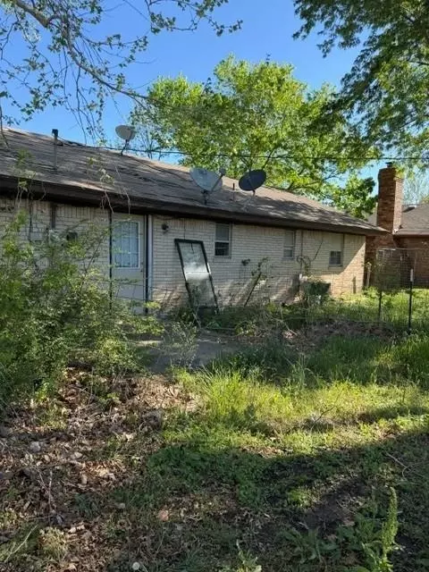 Exterior - 405 E Main St, Maud, OK 74854 photo 3 of 5