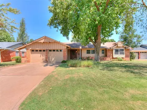2745 Plymouth Ln, The Village, OK 73120