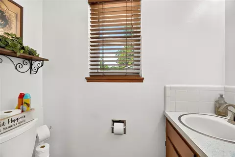 Bath - 614 Circle Dr, Watonga, OK 73772 photo 4 of 4