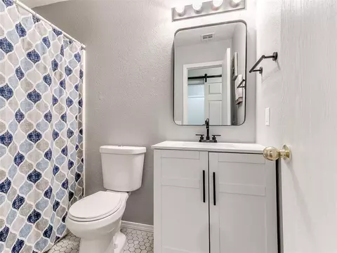Bath - 14908 Marbleleaf Dr, Edmond, OK 73013 photo 4 of 4
