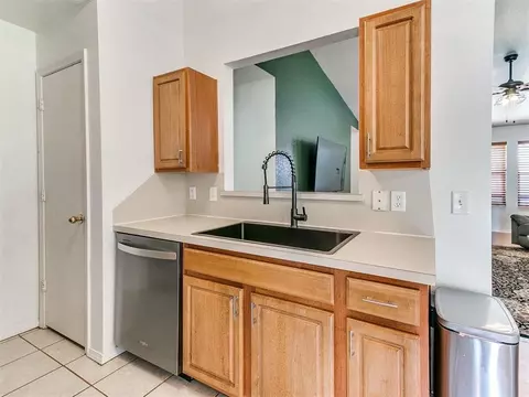 Kitchen - 14908 Marbleleaf Dr, Edmond, OK 73013 photo 4 of 5