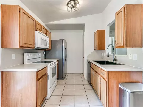 Kitchen - 14908 Marbleleaf Dr, Edmond, OK 73013 photo 2 of 5