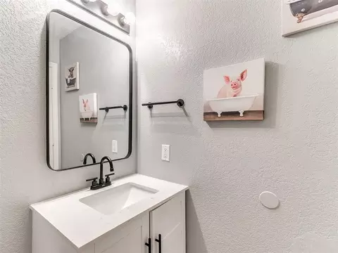 Bath - 14908 Marbleleaf Dr, Edmond, OK 73013 photo 3 of 4