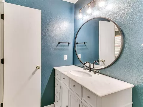 Bath - 14908 Marbleleaf Dr, Edmond, OK 73013 photo 2 of 4