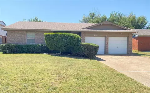 716 NW 17th St, Moore, OK 73160