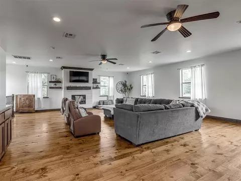 Living - 11075 Cindy Ln, Guthrie, OK 73044 photo 4 of 5