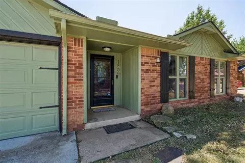 Exterior - 1802 Barb Dr, Norman, OK 73071 photo 4 of 9
