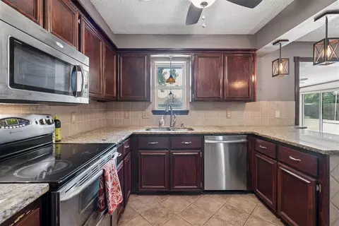 Kitchen - 1802 Barb Dr, Norman, OK 73071 photo 2 of 6