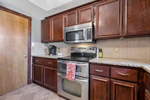 Kitchen - 1802 Barb Dr, Norman, OK 73071 photo 4 of 6