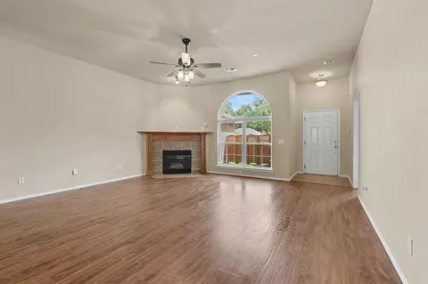 Living - 413 Bent Tree Rd, Noble, OK 73068 photo 2 of 3