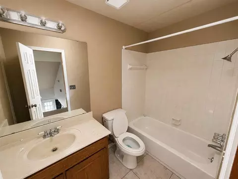 Bath - 526 Clover Rd, Oklahoma City, OK 73160 photo 3 of 3