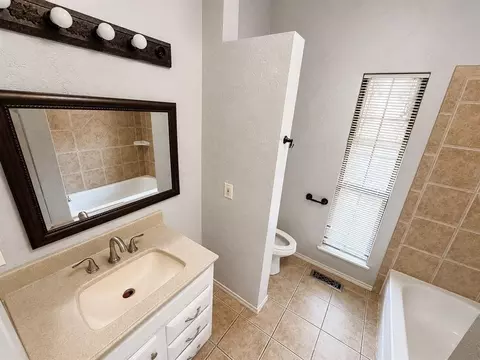 Bath - 526 Clover Rd, Oklahoma City, OK 73160 photo 1 of 3