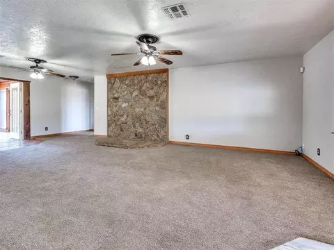 Living - 245 E Riddle Rd, Chickasha, OK 73018 photo 3 of 10