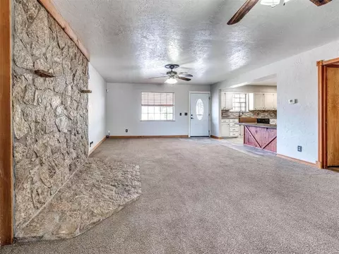 Living - 245 E Riddle Rd, Chickasha, OK 73018 photo 5 of 10