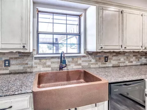 Kitchen - 245 E Riddle Rd, Chickasha, OK 73018 photo 3 of 6