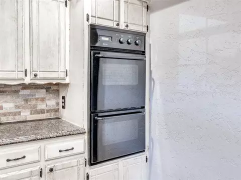 Kitchen - 245 E Riddle Rd, Chickasha, OK 73018 photo 5 of 6