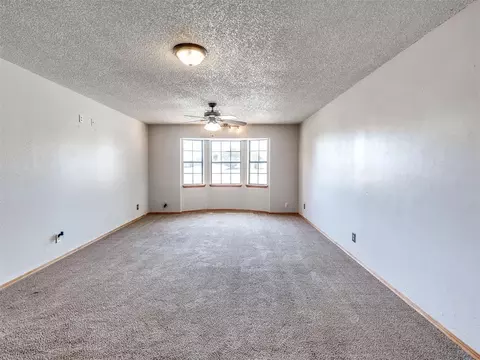 Living - 245 E Riddle Rd, Chickasha, OK 73018 photo 7 of 10