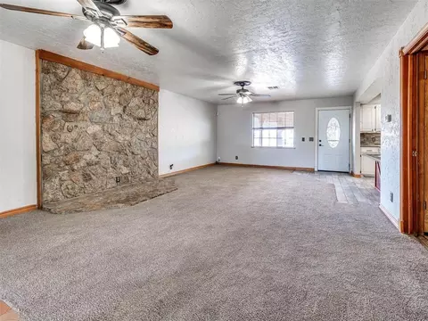 Living - 245 E Riddle Rd, Chickasha, OK 73018 photo 4 of 10