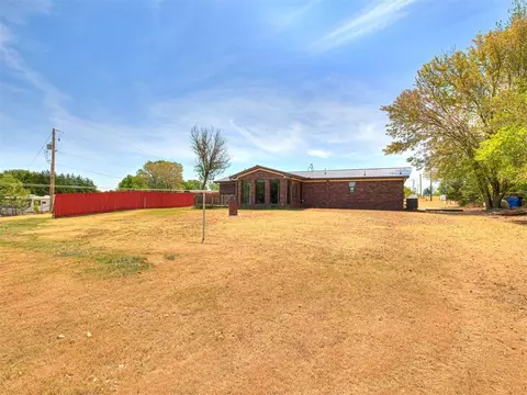 Exterior - 245 E Riddle Rd, Chickasha, OK 73018 photo 6 of 8