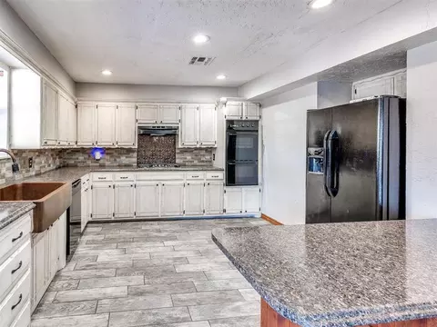Kitchen - 245 E Riddle Rd, Chickasha, OK 73018 photo 2 of 6
